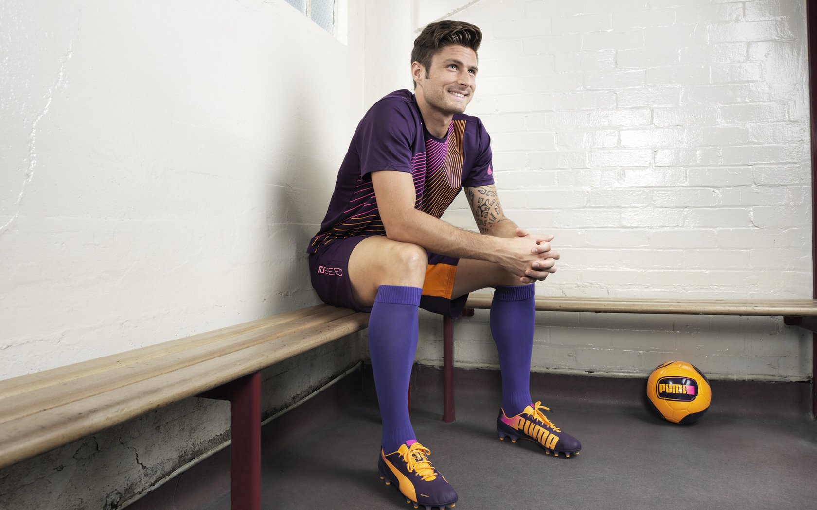 詹姆斯惊艳四座！上海队与太阳队跨界对决点燃篮球激情