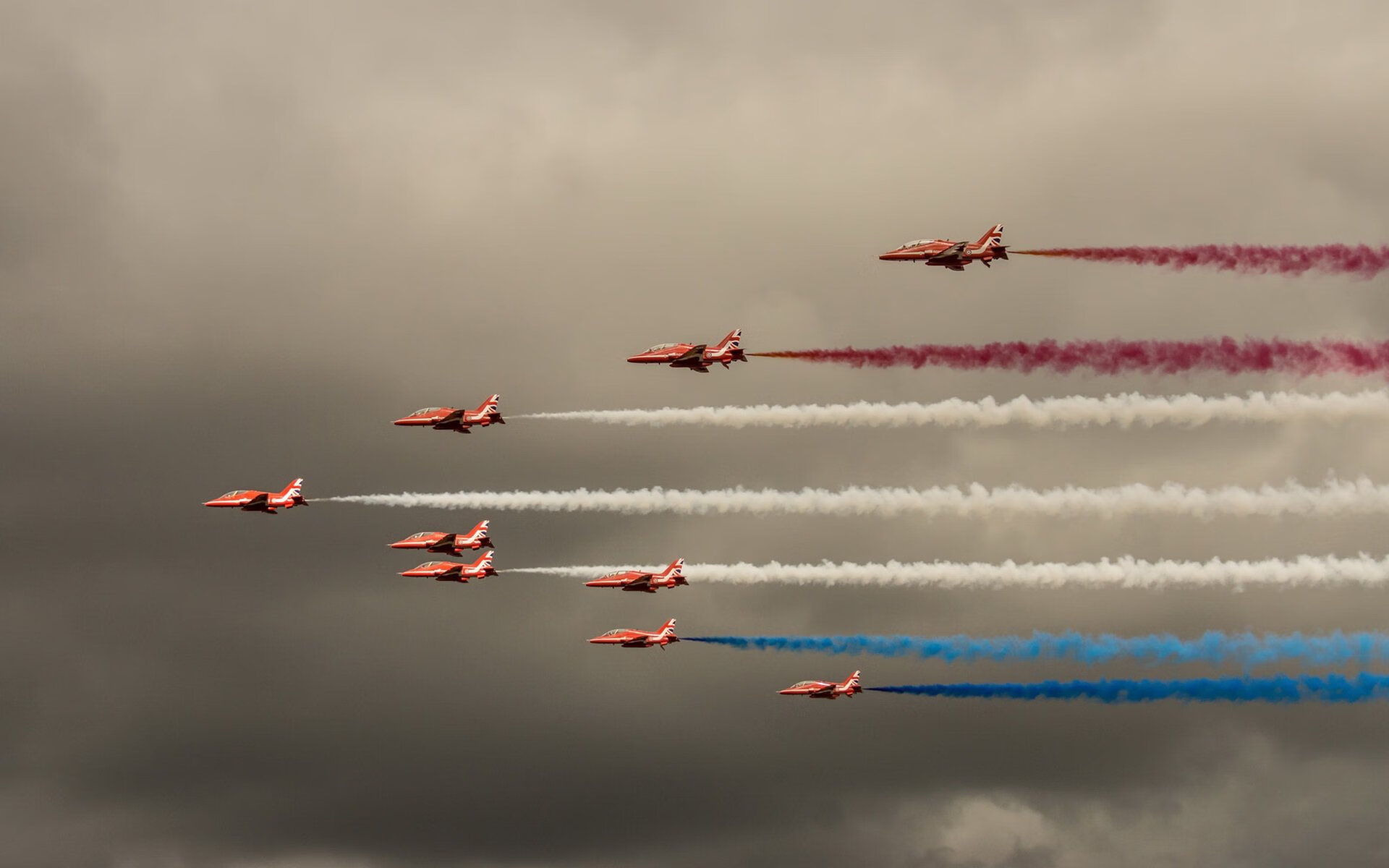 当尼克斯的钢铁丛林碾过岭南的暴雨，一场平行宇宙的篮球文化对话